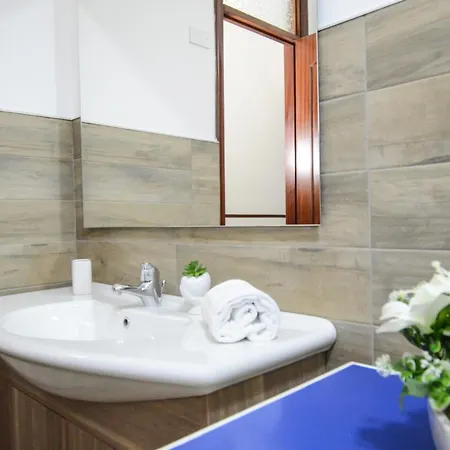 270 M - In Centro Con Cortile 아파트 *